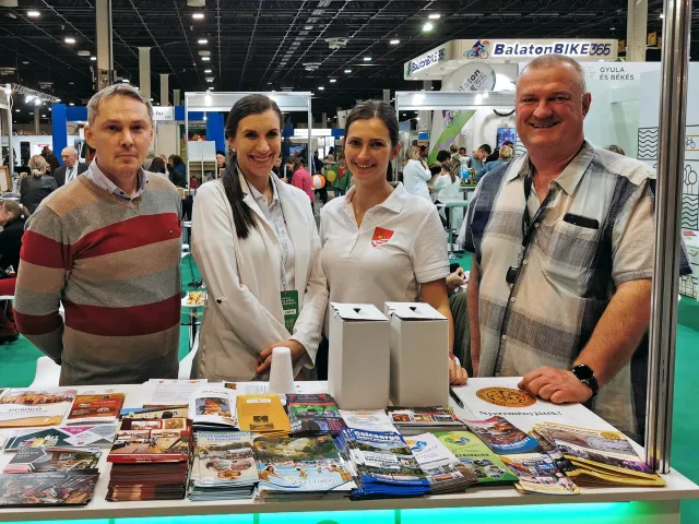 A gyomaendrődi Tourinform iroda munkatársai és a Csicsergő Vízitúra Megállóhely vezetője, Utazás+ kiállítás - Hungexpo 2024