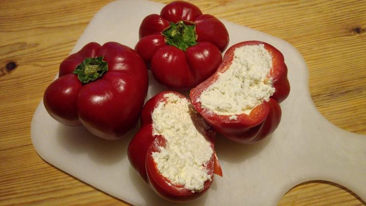 Fűszeres túróval töltött piros kaliforniai paprika