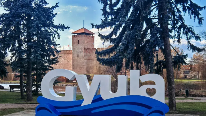 Gyula felirat, Gyula