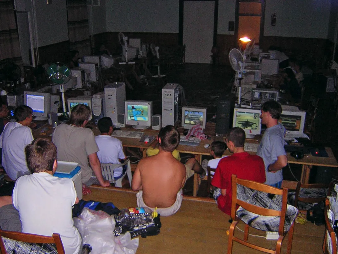 LAN-parti 2003. augusztus 30-án, szombaton, a Népházban (Endrődi Közösségi Ház), a Gyomaendrődi levlista baráti körének részvételével.