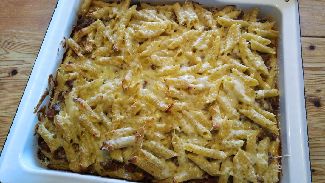 Tejszínes rakott penne darált mangalica hússal és sok sajttal