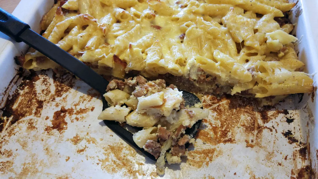 Tejszínes rakott penne darált mangalica hússal és sok sajttal