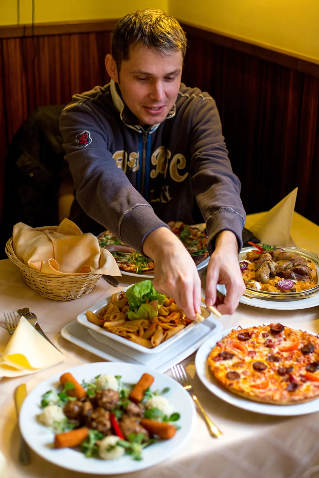Szecsuáni csirkemell penne tésztával (糖醋雞胸肉通心粉麵食), Evőpálcika(箸は最高です)