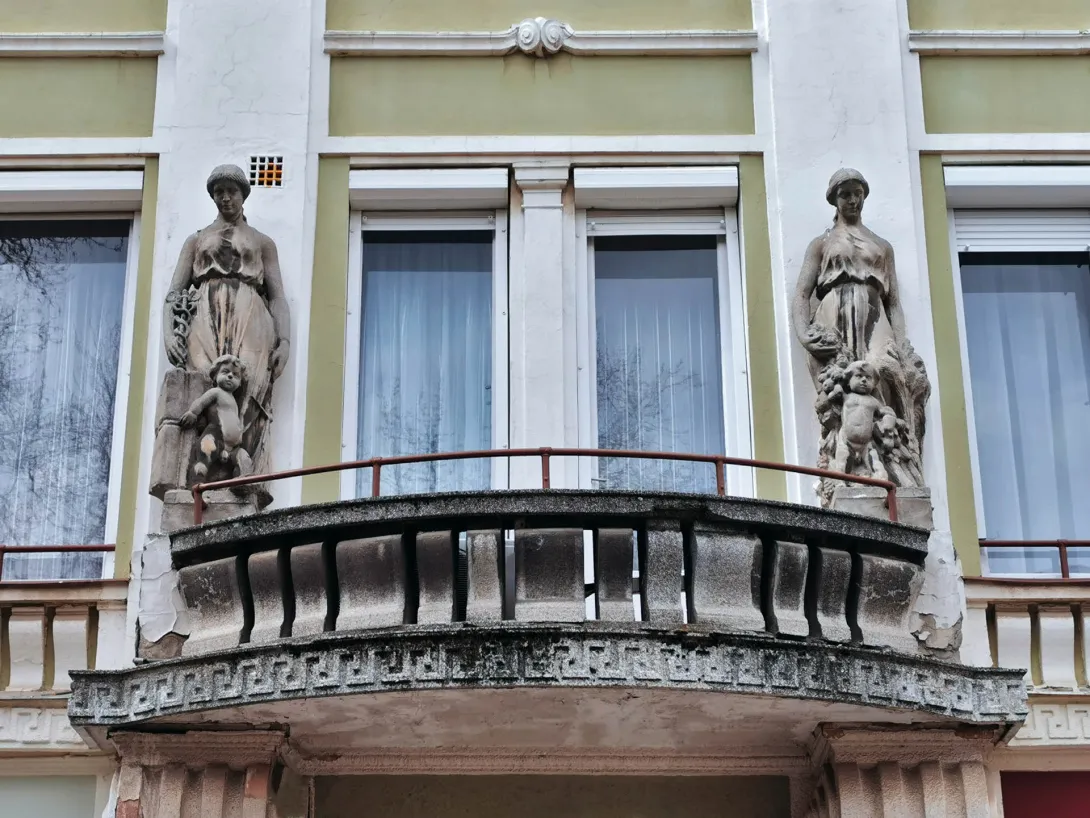 Allegorikus női alakok szobor, Békéscsaba