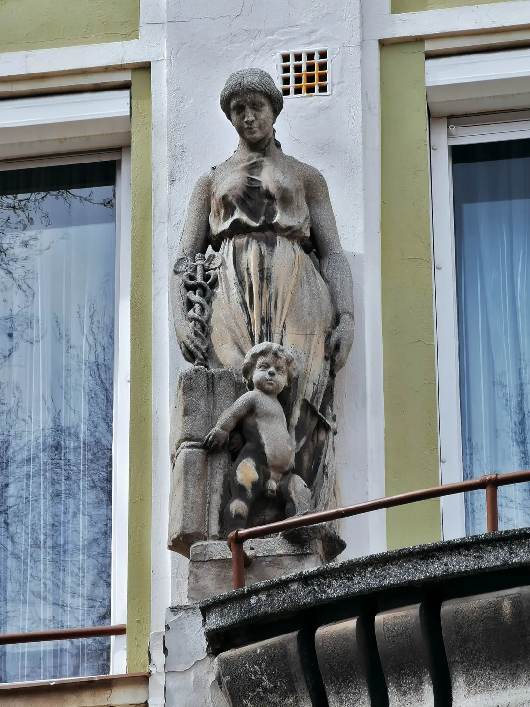 Allegorikus női alakok szobor, Békéscsaba