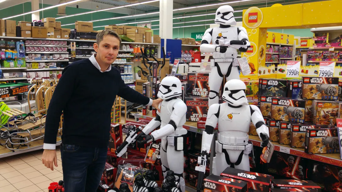Kínaiul beszélő Birodalmi Rohamosztagosok (SW rajongók a Tescoban)