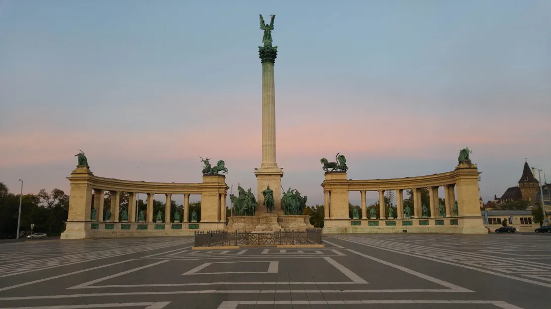 Hősök tere, a Millenniumi emlékmű szobrai és Gábriel arkangyal, Budapest
