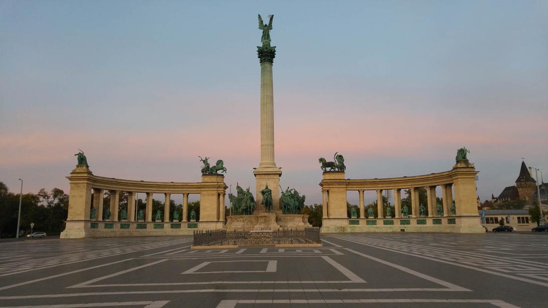 Hősök tere, a Millenniumi emlékmű szobrai és Gábriel arkangyal