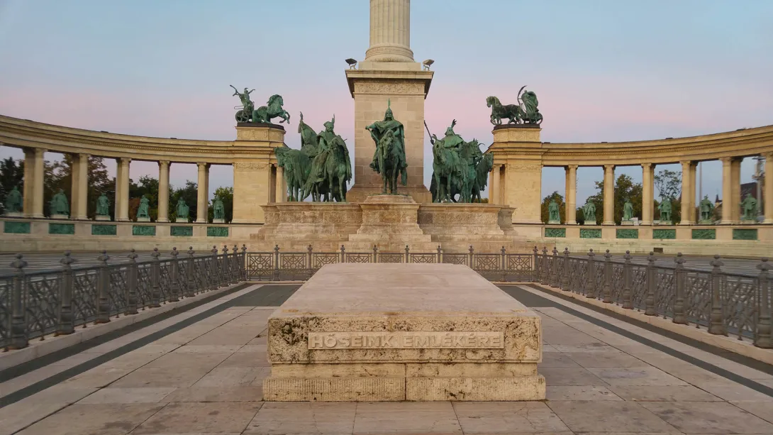 Hősök tere, a Millenniumi emlékmű szobrai és Gábriel arkangyal, Budapest