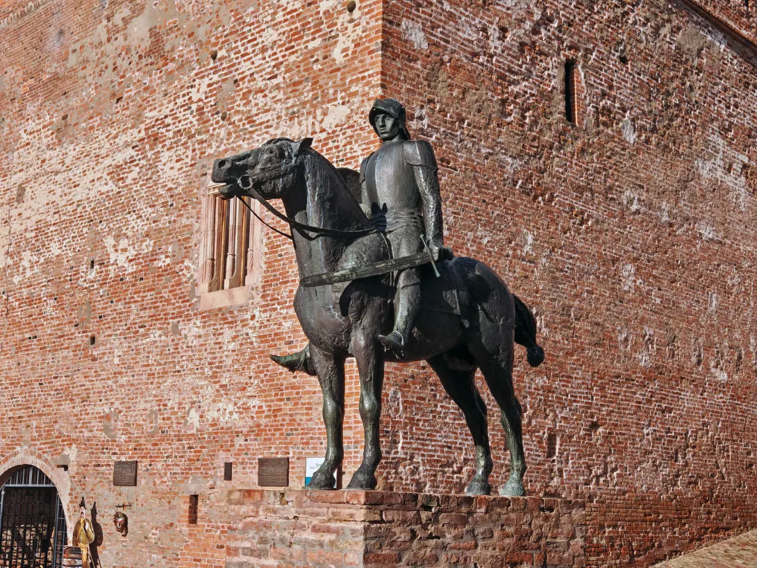 Végvári vitézt ábrázoló bronz lovasszobor, Gyulai Vár, The Medieval Gyula Castle &amp; Bastion, Gyula