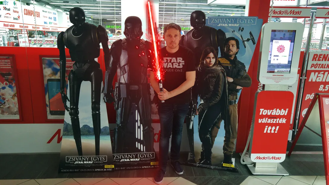 A fotó készítése közben a Jedi-elmetrükköt is bevetettem az éppen arra plázázó fiatal női egyedeknél: "Le akarod venni a felsődet... Le akarod venni a melltartódat..."