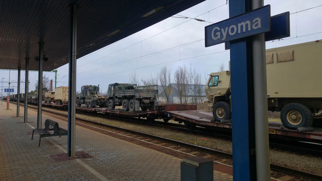 Katonai járműveket szállító vonat Gyomaendrődön