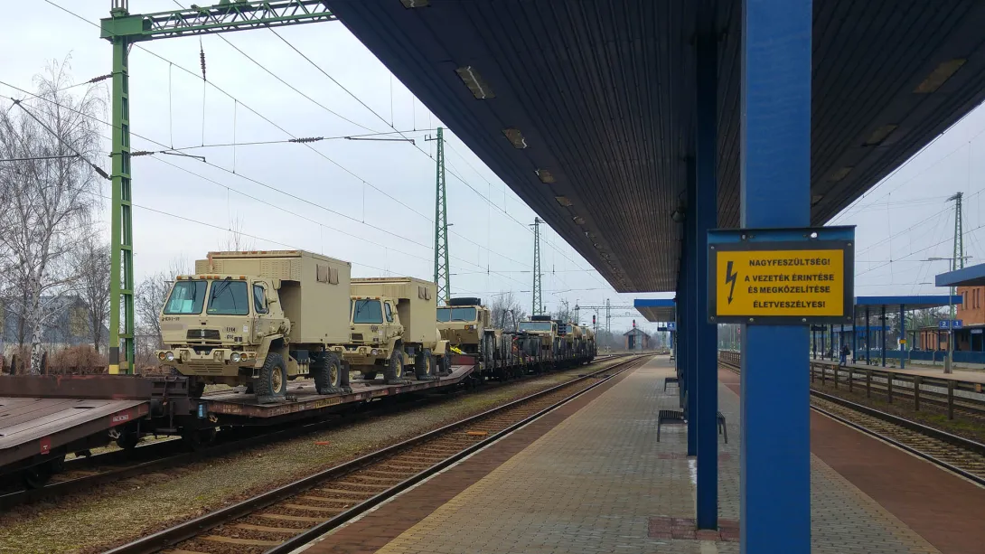 Katonai járműveket szállító vonat Gyomaendrődön