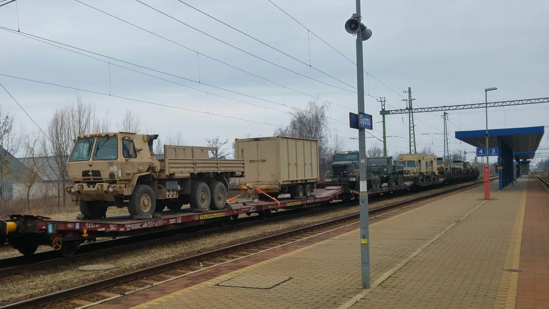 Katonai járműveket szállító vonat Gyomaendrődön