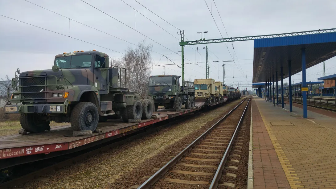 Katonai járműveket szállító vonat Gyomaendrődön