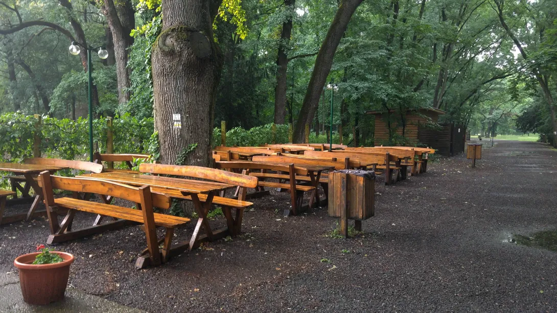 Pósteleki erdei pihenőhely (asztalok, padok), Póstelek