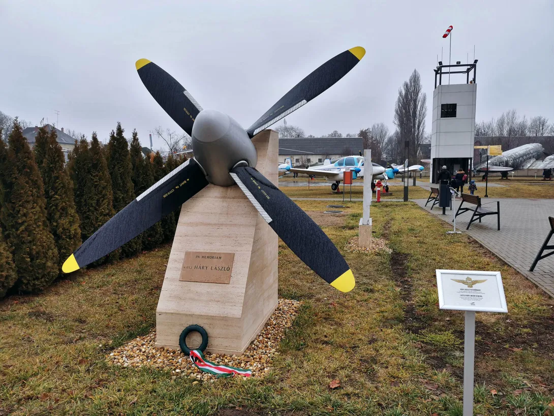 In Memoriam Vitéz Háry László emlékmű