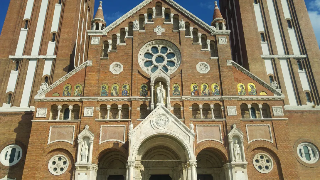 Fogadalmi templom díszei (Velencei mozaik a Dóm homlokzatán), Szeged
