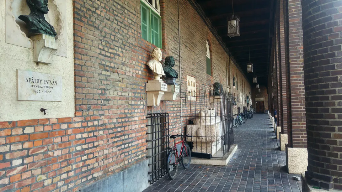 Szegedi Pantheon (A Dóm tér keleti oldala), Szeged