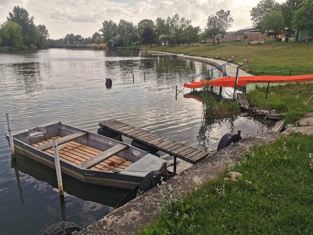 Szabadvízi strand a Templom-zugi holtág északnyugati partján