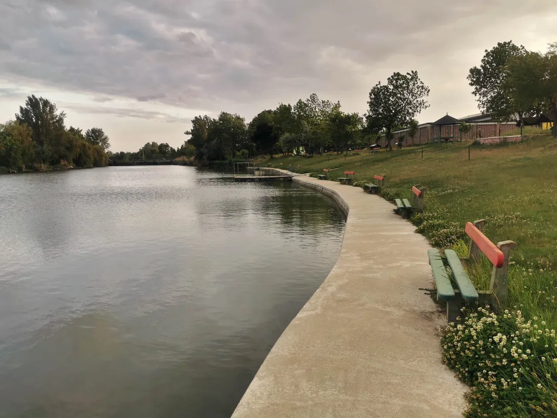 Szabadvízi strand a Templom-zugi holtág északnyugati partján