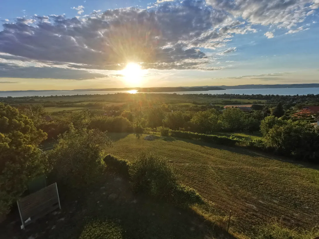 Naplemente a csodálatos panorámát nyújtó magaslatnál, Kőhegyi Kilátó, Zamárdi