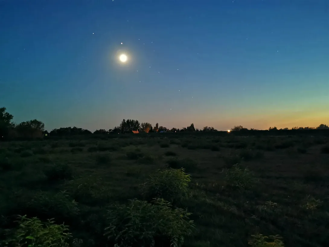 Esti csillagnéző séta a gyomaendrődi Hármas-Körös árterében (19:07 A Jupiter 3°-ra a 42%-os fázisú Holdtól)