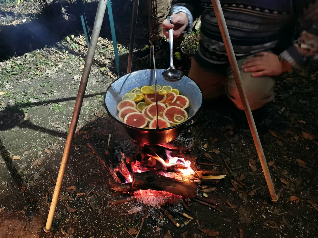 Bográcsos fekete ördög tea