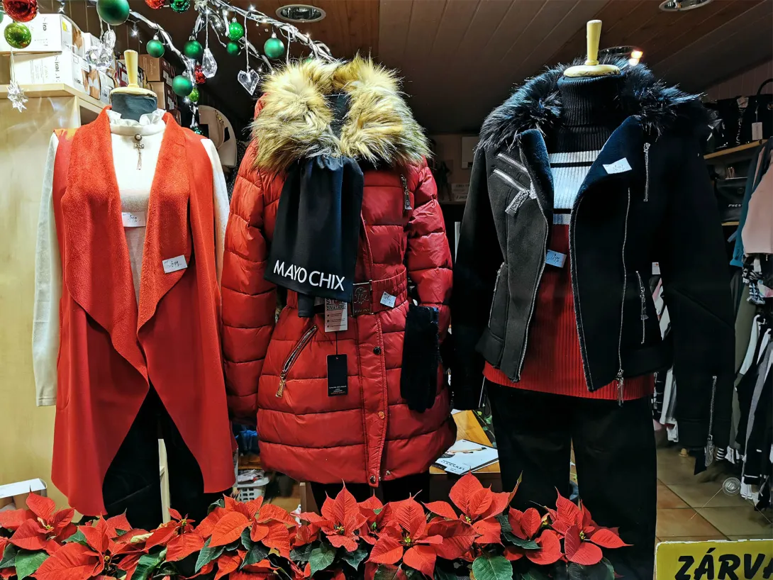 Gyomaendrődi kirakatok esti kivilágításban