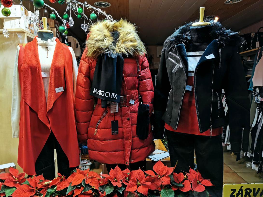 Gyomaendrődi kirakatok esti kivilágításban