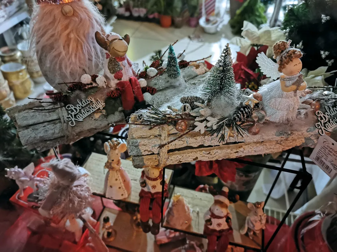 Gyomaendrődi kirakatok esti kivilágításban