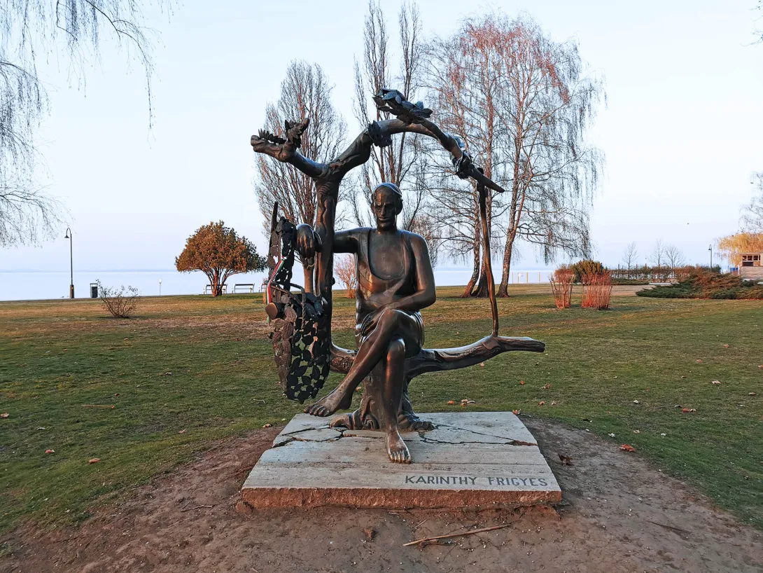 Karinthy Frigyes szobra, Siófok