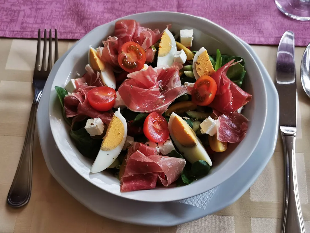 Holler saláta (Feta sajt, főtt tojás, füstölt sonka)