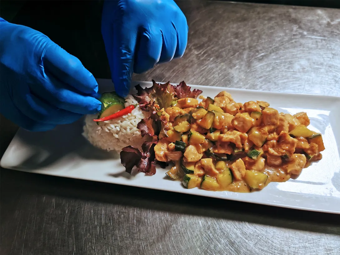 Zamatos grillezett csirkemell cukkinikockákkal és rizzsel