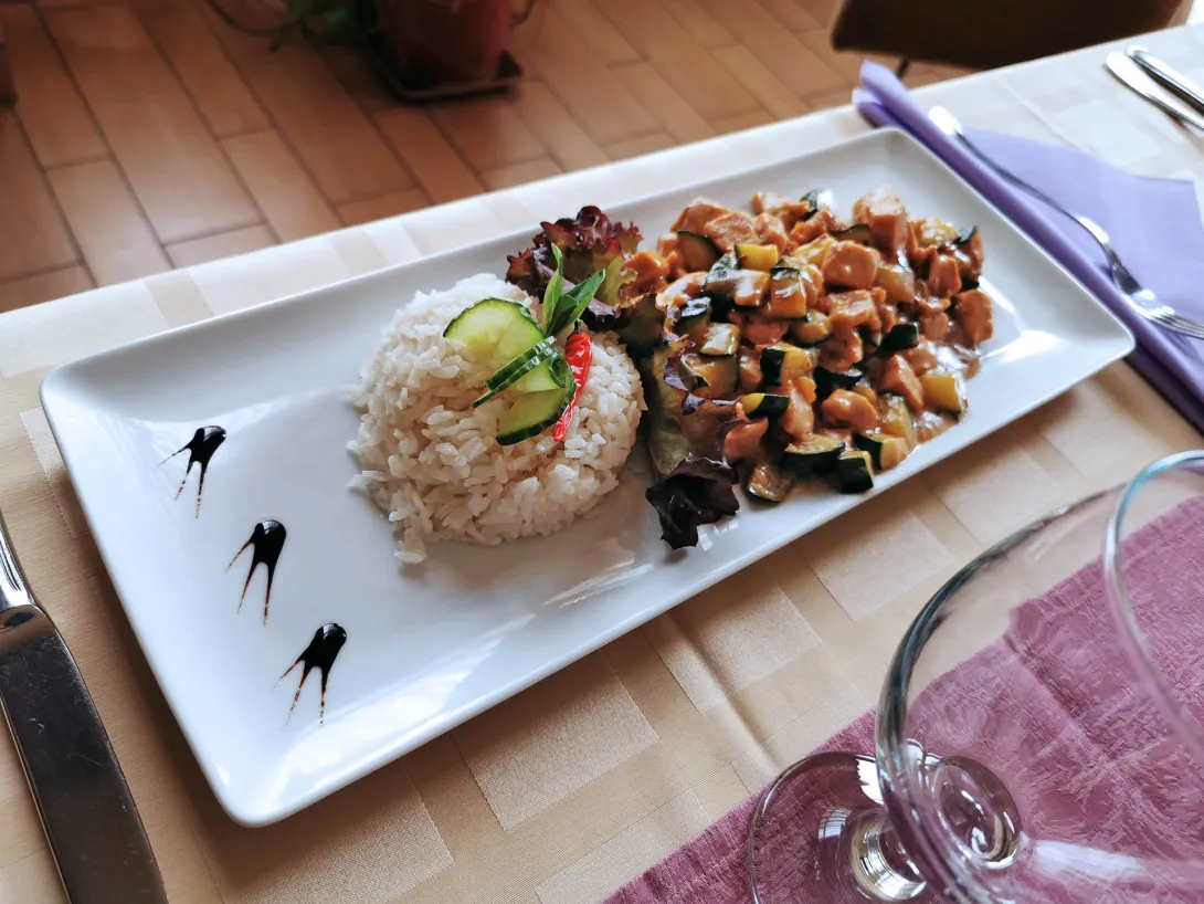 Zamatos grillezett csirkemell cukkinikockákkal és rizzsel