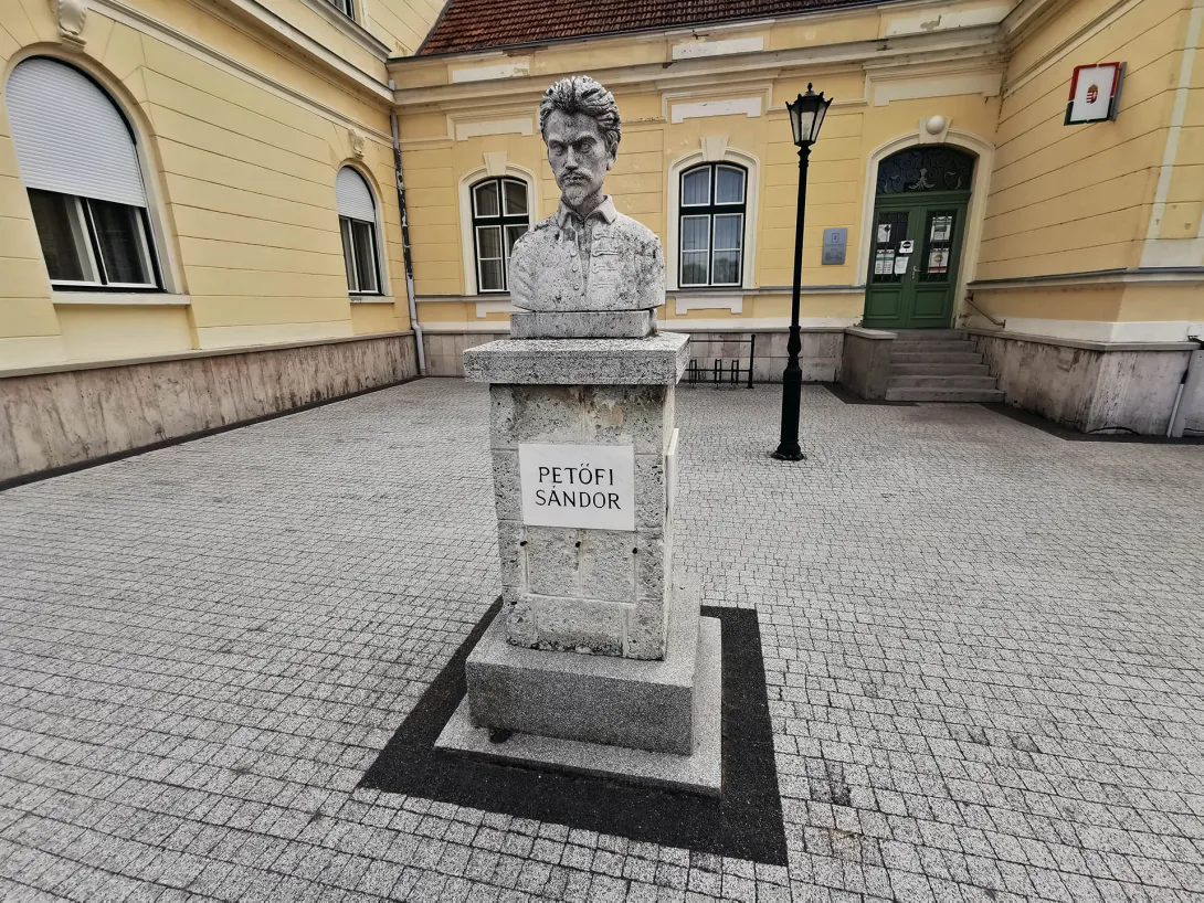 Petőfi-szobor, Polgármesteri Hivatal, Vésztő