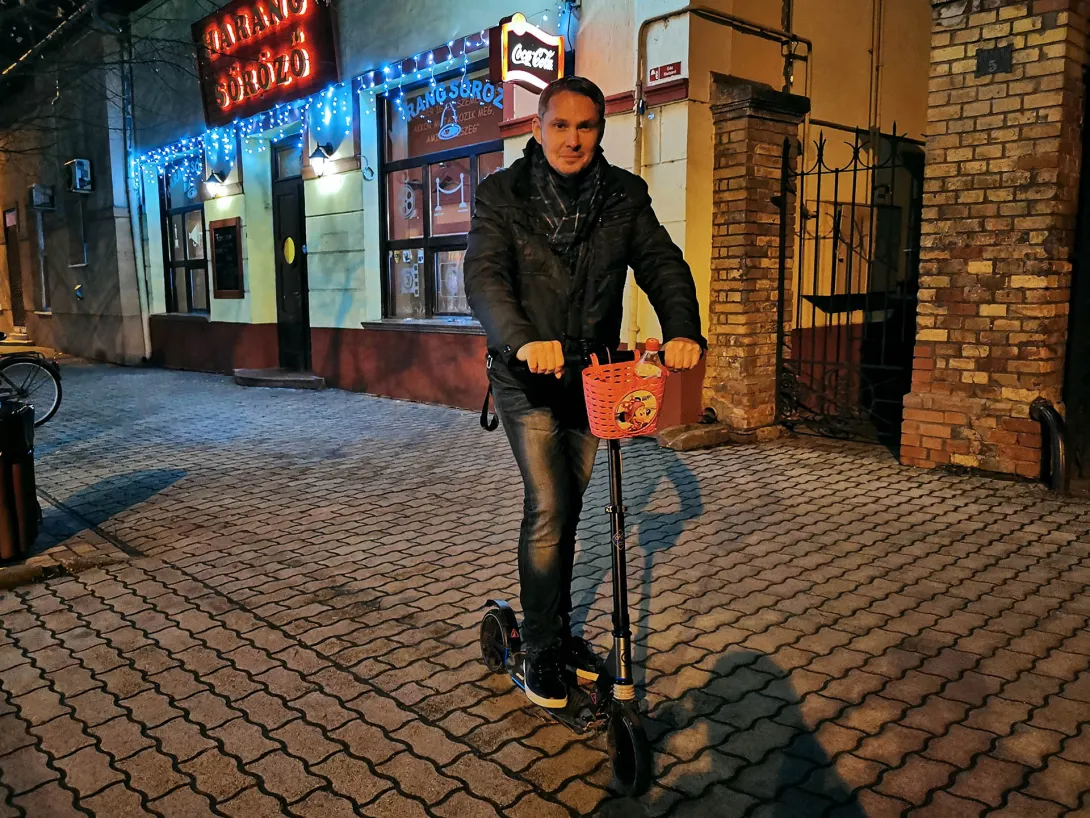 Bring Mich Werkstatt felnőtt roller, babarózsaszín kutya(csivava)kosárral. Magyarul: BMW (Bele Minden Wackot)