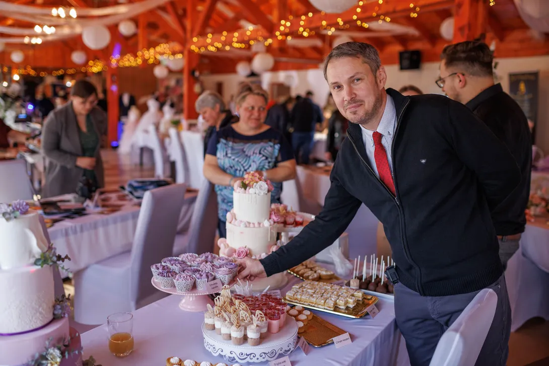 Megvan a gyűrű, a fotós, a videós, a torta, a süti, a hagyományos menüsor, a dekoráció, a vőfély, a zenekar, a helyszín, stb.. már nagyon várom a NAGY NAPOM(UNK)at :)