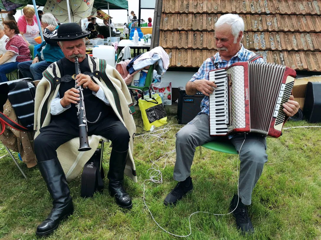 Feri bácsi tárogatózik, István tangóharmonikázik, Sterbetz István Túzokvédelmi Látogatóközpont