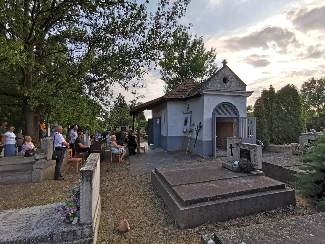 Ünnepség és liliomszentelés, Ó Szarvasvégi katolikus temető