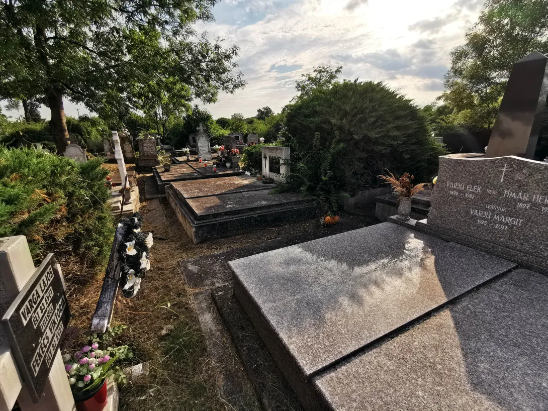 Ünnepség és liliomszentelés, Ó Szarvasvégi katolikus temető