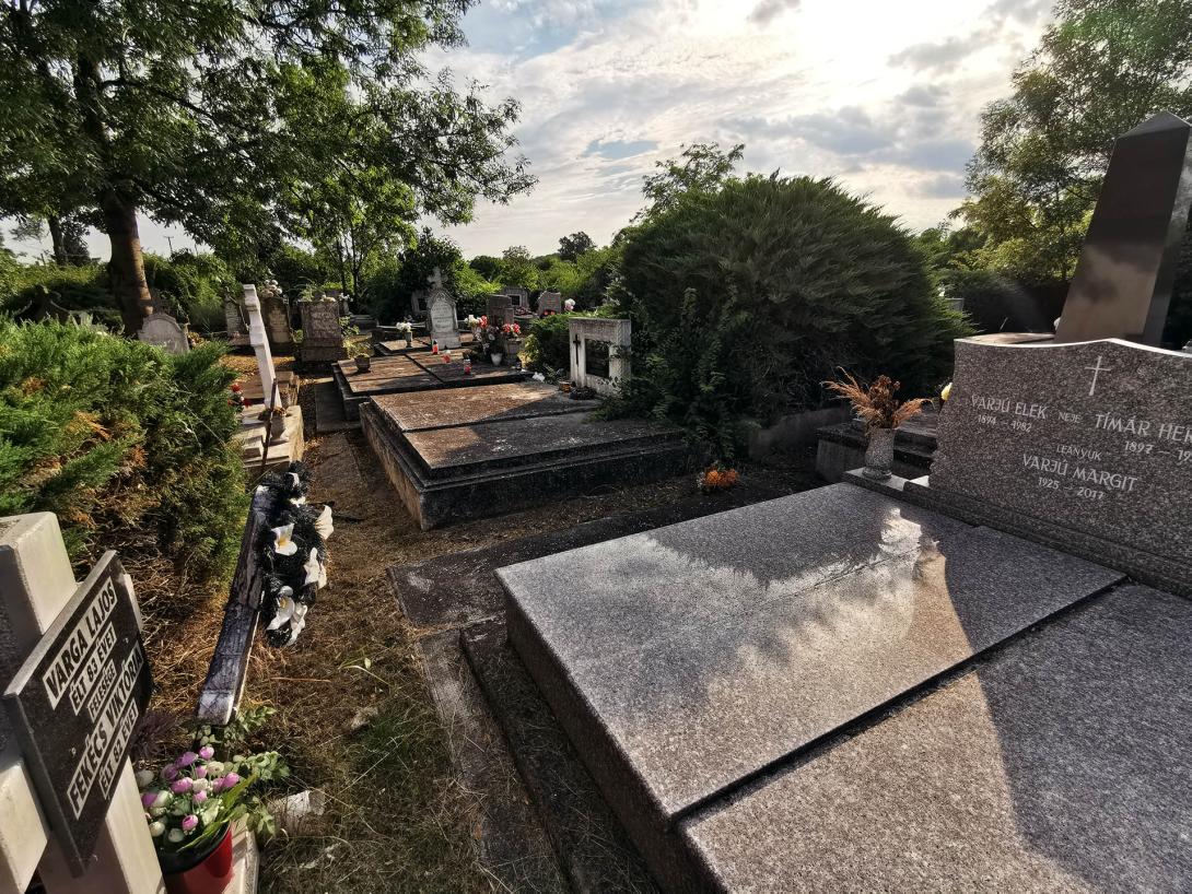 Ünnepség és liliomszentelés, Ó Szarvasvégi katolikus temető