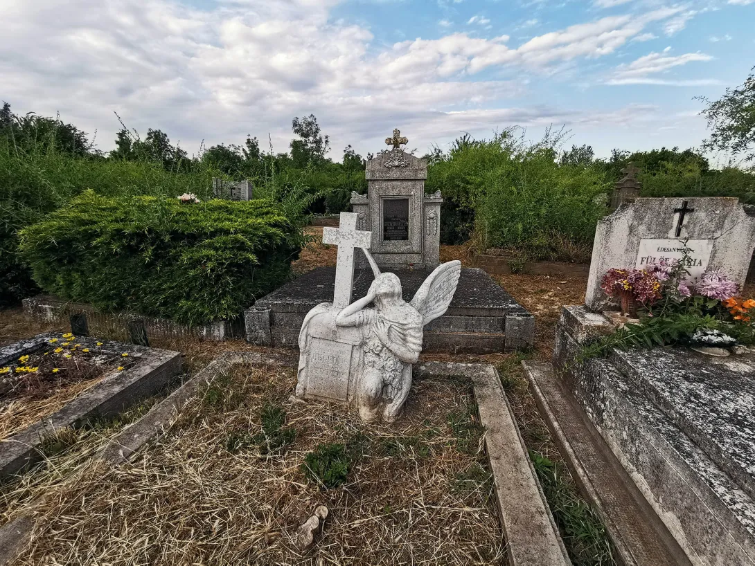 Ünnepség és liliomszentelés, Ó Szarvasvégi katolikus temető