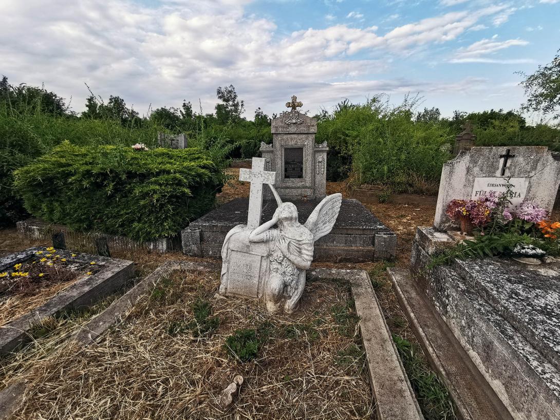 Ünnepség és liliomszentelés, Ó Szarvasvégi katolikus temető