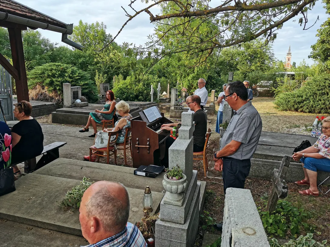 Ünnepség és liliomszentelés, Ó Szarvasvégi katolikus temető