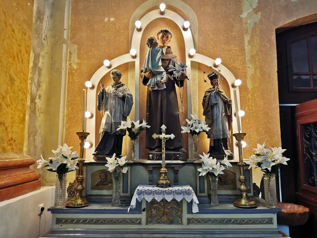 Szent Antal oltár: Középen áll Szent Antal szobra, balról mellette Nepomuki Szent János és Kosztka Szent Szaniszló, Szent Imre Katolikus Templom, Gyomaendrőd