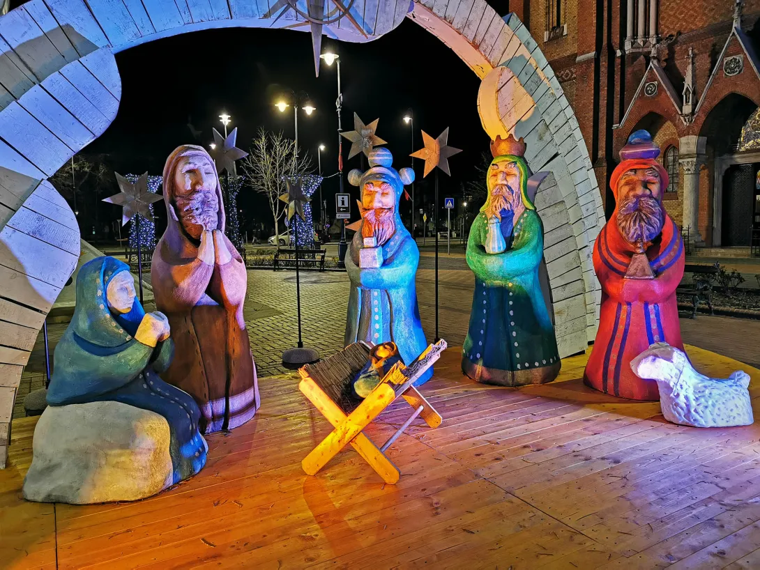 Díjnyertes betlehemi installáció. A betlehem hat méter széles és három méter magas. Embermagasságú figurákkal, jászollal és bárányokkal.