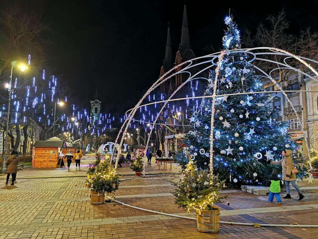 Igazi karácsonyi hangulat Békéscsaba főterén, (Szent István tér)