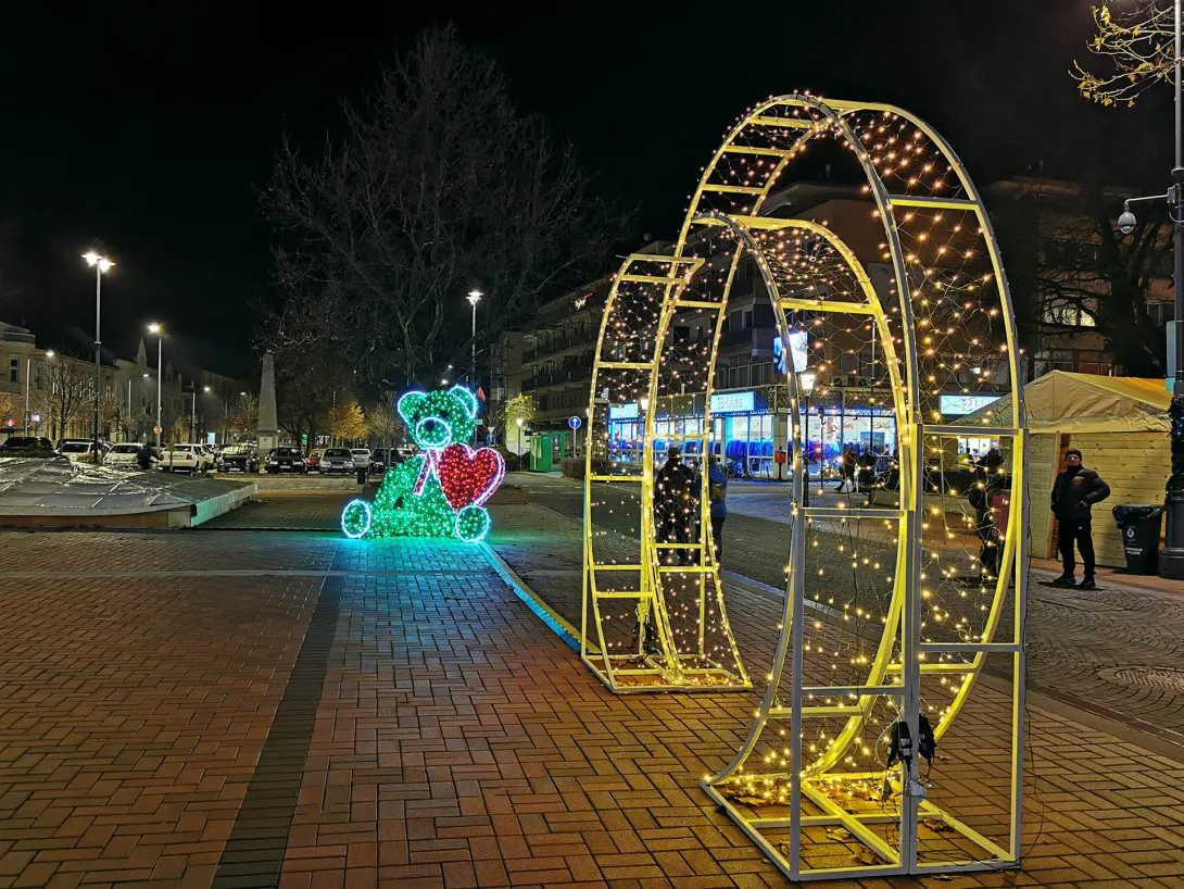 Igazi karácsonyi hangulat Békéscsaba főterén, (Szent István tér)