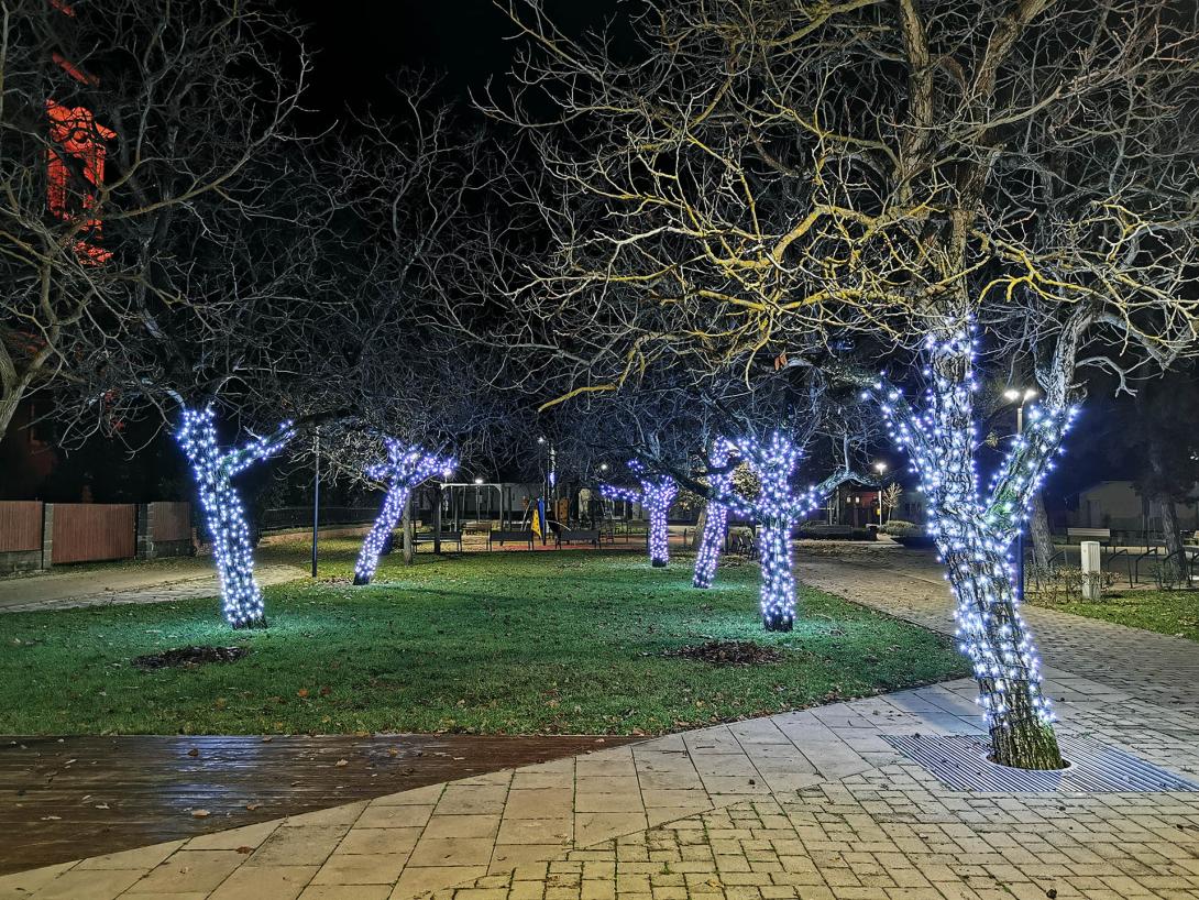 Karácsonyi díszkivilágítás, Gyomaendrőd, Endrődi rész, Hősök tere